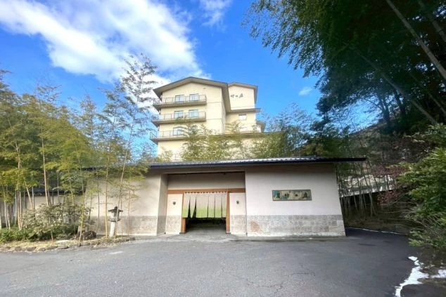 ワクトリ社員が撮影した鬼怒川にある大型温泉宿の外観画像。