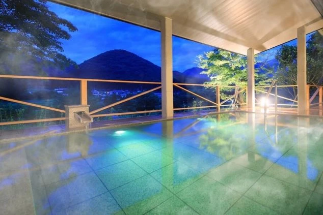 鬼怒川温泉の旅館にある露天風呂の写真。ライトアップされたきれいな温泉。