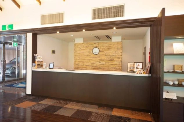 箱根の神社でリゾートバイト仲間とおみくじを結ぶワクトリオリジナル写真。