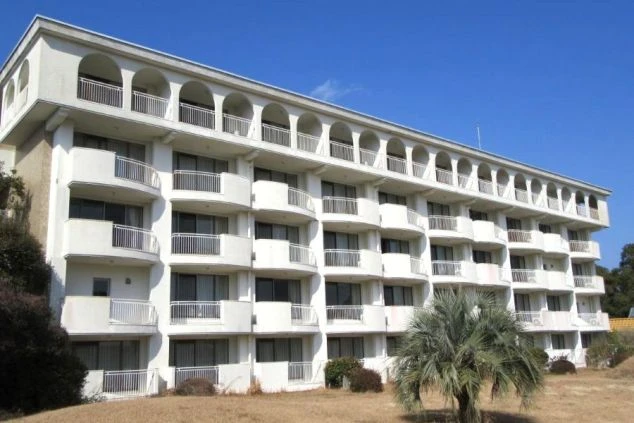 バルコニー付きの清潔なアパートタイプ従業員寮の外観。プライバシーが確保された完全個室寮で安心のリゾートバイト生活。