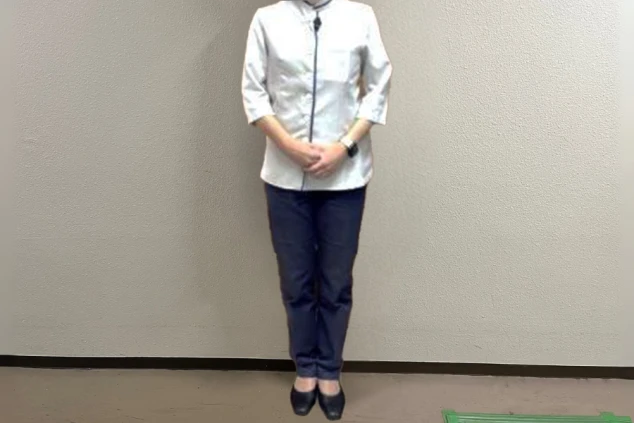 リゾートバイトの仕事風景のイメージ画像。夏のフロント業務で着用する、白を基調としたシャツと紺色のパンツ。