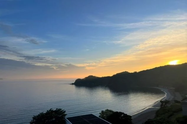 三重県志摩市、英虞湾（あごわん）のリアス式海岸に沈む美しい夕日。絶景に囲まれて働く、伊勢志摩エリアのリゾートバイト。