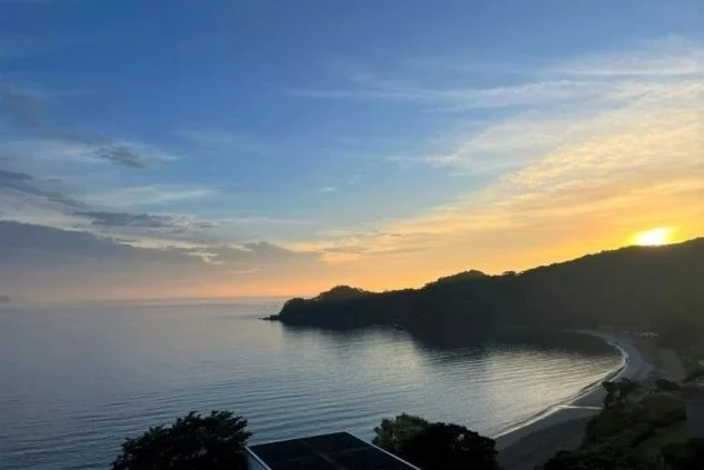 三重県志摩市、英虞湾（あごわん）のリアス式海岸に沈む美しい夕日。絶景に囲まれて働く、伊勢志摩エリアのリゾートバイト。