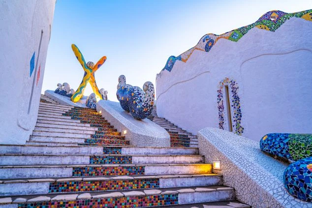三重県志摩市にある、カラフルなタイル装飾が美しい地中海風の街並み。フォトスポットが多く、休日観光も充実する伊勢志摩のリゾートバイト。