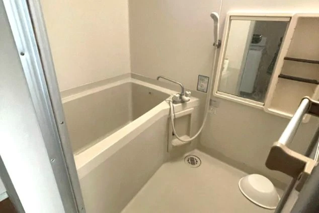 リゾートバイト個室寮の専用バスルーム。清潔感のあるユニットバス完備で、仕事の疲れを自室でゆっくり癒せます。