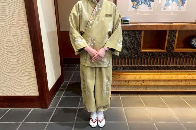 女性の制服。作務衣タイプで動きやすい服装。