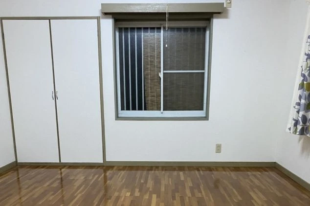 リゾートバイトの個室寮の写真。フローリングの広々とした部屋。