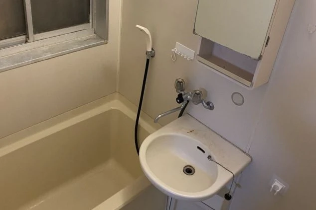 リゾートバイトの個室寮のユニットバスの写真。真ん中に洗面台がある。