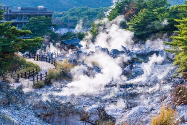 長崎県雲仙温泉の写真。温泉の湯気が立ち込む幻想的な雰囲気。
