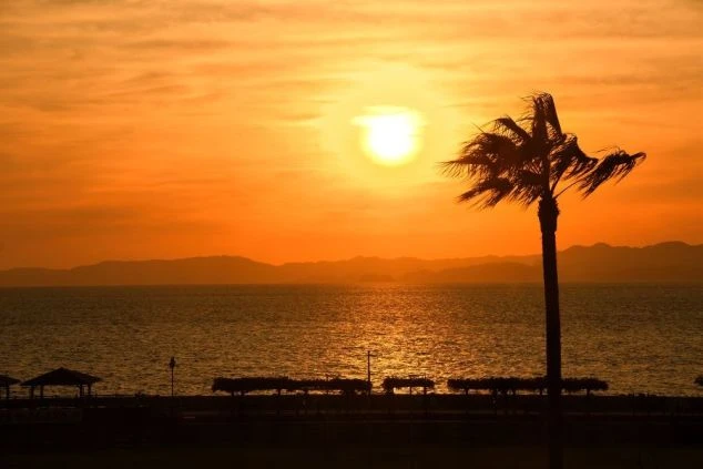 長崎県の白浜の美しい夕日の風景。
