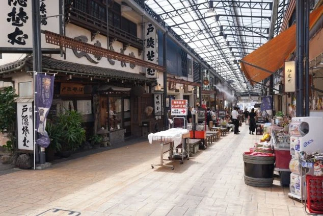 多くの観光客で賑わう、レトロな雰囲気の熱海駅前商店街