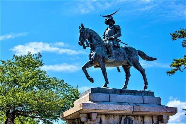 仙台城跡に立つ伊達政宗公騎馬像。人気観光地・仙台のリゾートバイトならワクトリ
