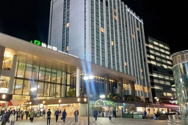 夜のJR仙台駅西口。都市部で働く仙台のリゾートバイト・求人情報ならワクトリ