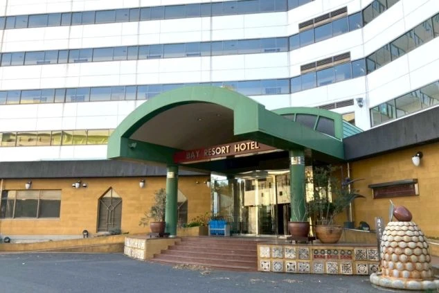 香川県・小豆島のオーシャンビューホテルの外観画像。瀬戸内海の絶景を楽しめるリゾートバイト求人で、離島での住み込み生活に人気の施設。