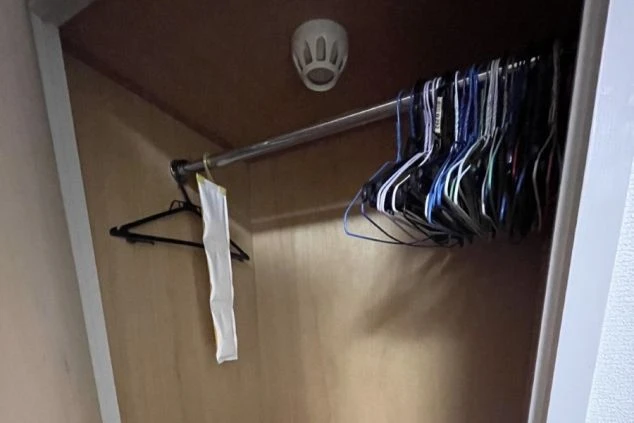 リゾートバイトの寮の収納スペース。ハンガーパイプがあり、服をかけて保管できるクローゼット。