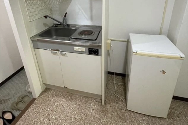 リゾートバイトの寮のミニキッチン。IHコンロと冷蔵庫があり、自炊で食費を節約できる設備。