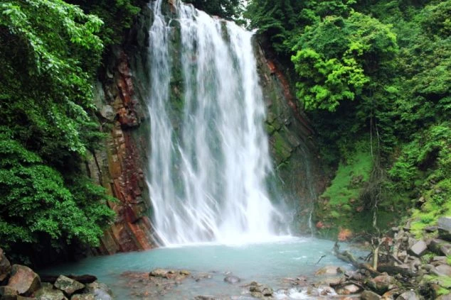 鹿児島・霧島エリアのリゾートバイト観光スポット。温泉水が流れる珍しい丸尾滝と豊かな自然の風景。