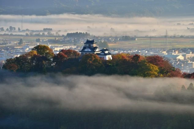 福井県大野市の「天空の城」越前大野城の画像。雲海に浮かぶ幻想的な城郭で、福井エリアのリゾートバイト中に訪れたい歴史的絶景スポット。