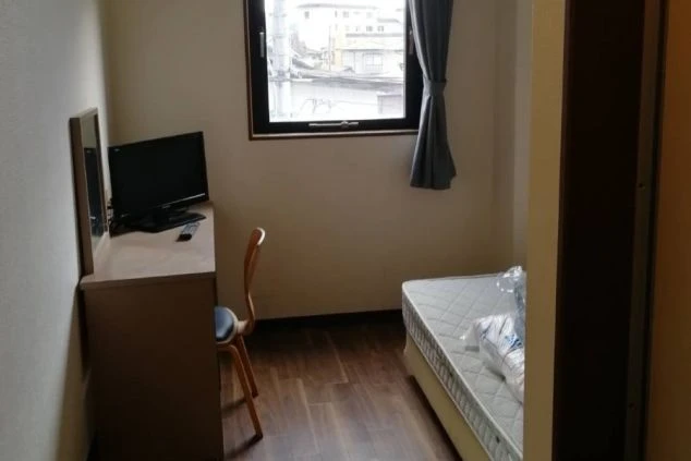 デスク、チェア、テレビが完備されたリゾートバイトの個室寮。仕事終わりのプライベート時間も快適に過ごせる居住環境。