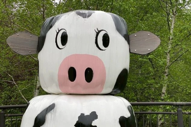 長野県・長門牧場にある可愛らしい牛のオブジェ。ファミリーや観光客に人気の牧場エリアでのリゾートバイト生活をイメージ。