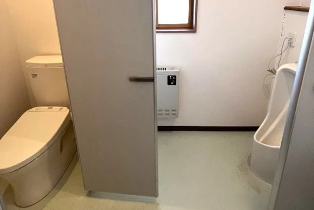 リゾートバイト寮の清潔なトイレ設備。暖房器具も完備され、寒い季節も快適に過ごせる安心の住環境。