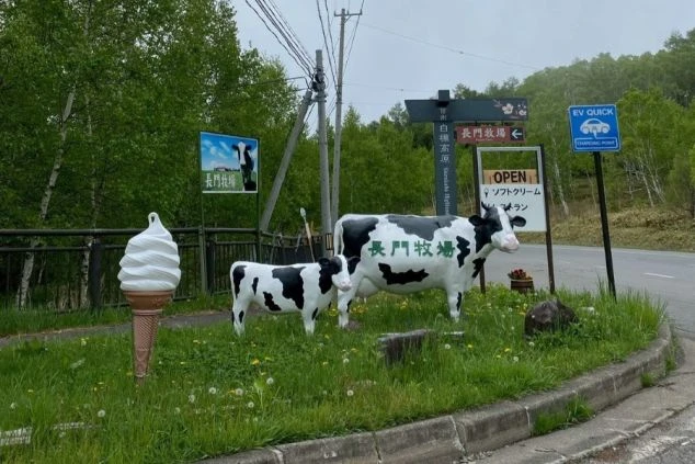長野県・長門牧場にある可愛らしい牛のオブジェ。ファミリーや観光客に人気の牧場エリアでのリゾートバイト生活をイメージ。