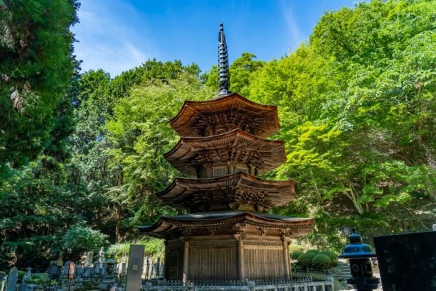 長野県上田市・別所温泉にある安楽寺の国宝「八角三重塔」。信州の鎌倉と呼ばれる風情ある温泉地でのリゾートバイト。