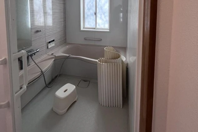 リゾートバイト住み込み寮のお風呂。窓付きで明るく、仕事の疲れをゆっくり癒せる清潔感のある浴室。