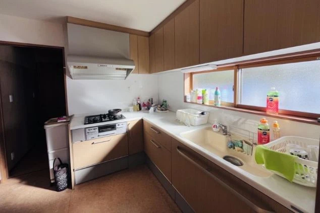 リゾートバイト寮の広々としたキッチン。自炊に便利なシステムキッチン完備で、食生活も充実できる環境。