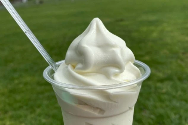 長野県・長門牧場の売店で購入できる濃厚なソフトクリーム。牧場でのリゾートバイト生活の中で楽しめる、贅沢なご当地スイーツ。