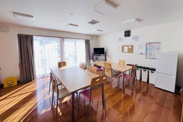 リゾートバイト寮の食堂・共有スペース。日当たりが良く、スタッフ同士の交流も楽しめる明るい空間。