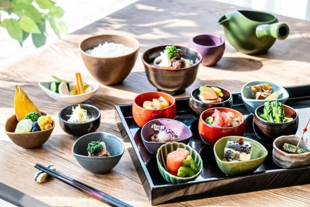 リゾートホテルで提供される、彩り豊かな和食の朝食・夕食のイメージ画像。