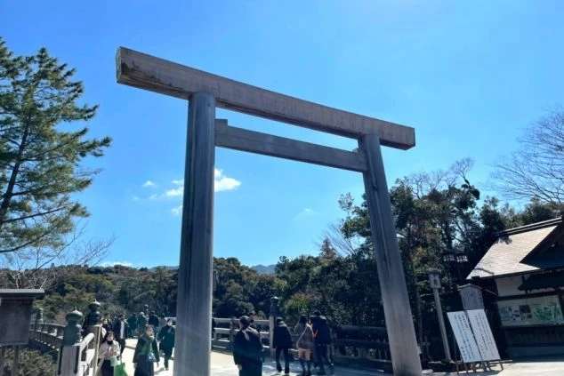 青空の下、多くの参拝客が訪れる伊勢神宮内宮の宇治橋鳥居。