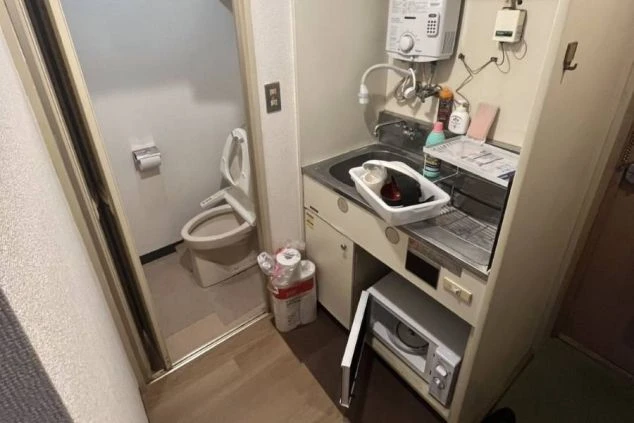 リゾートバイトの寮の個室にある、ミニキッチンとトイレ。アパートのような感覚で、気兼ねなく生活できます。