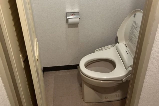 リゾートバイトの寮の個室トイレ。温水洗浄便座が完備された、清潔なプライベート空間です。