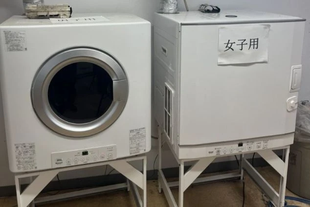 リゾートバイトの寮の共用ランドリーにある、パワフルな衣類乾燥機。男女別に分かれているので、安心して利用できます。