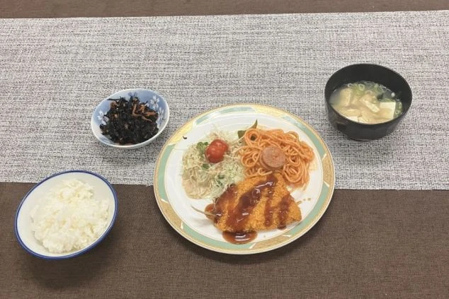 ご飯に味噌汁、フライやサラダなどバランスの良いリゾートバイトのまかない