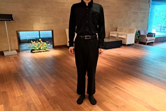 レストラン・フロントで働く男性スタッフの制服。黒いシャツとパンツのシックなスタイルで、レストラン業務の際は、この上にサロンエプロンを着用します。