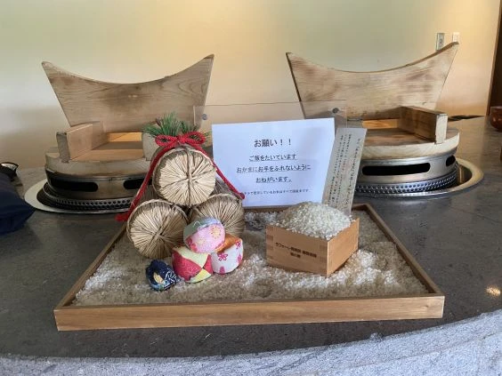 地元のブランド米を釜で炊き上げるレストランのこだわり演出。