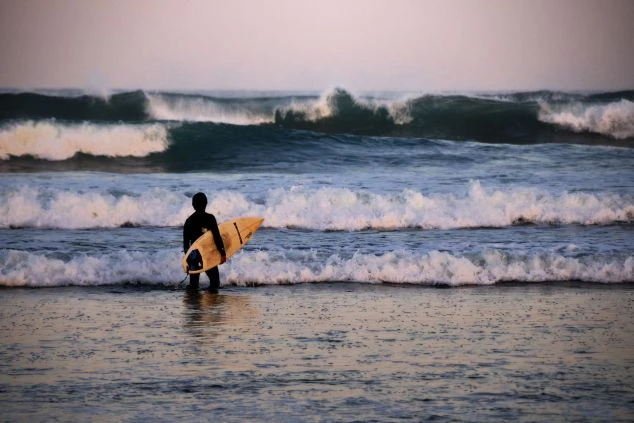 	サ－フィンを楽しむ人。休日に見ることができる風景。
