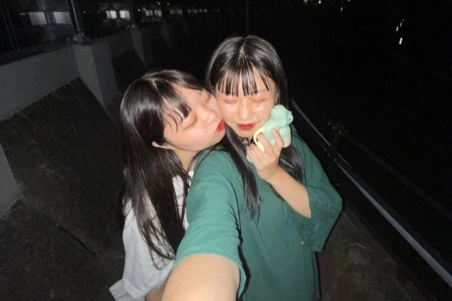 南紀白浜のリゾートバイトを楽しむ女性スタッフたちの画像。夜の温泉街で友達と過ごす楽しいひととき。