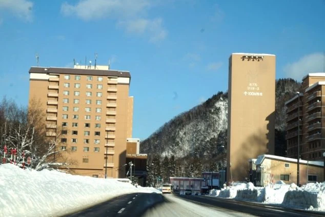 北海道の広大な大地で佇むリゾートバイトスタッフ。