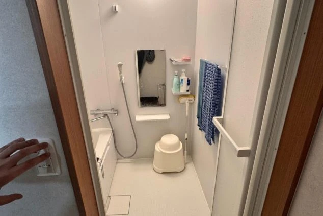 寮のお風呂の写真。洗い場と浴槽が分かれている広々としたお風呂。