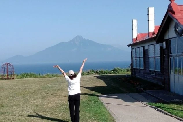 北海道・礼文島から望む利尻富士と広大な風景。離島エリアで働くリゾートバイトスタッフの画像。