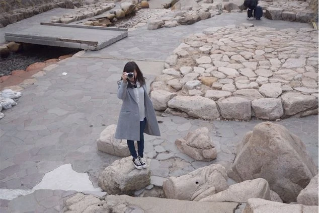 有馬温泉の親水公園でカメラを構えるスタッフの画像。歴史ある名湯地でのリゾートバイトを通して、休日は写真撮影や食べ歩きを楽しめる住み込み環境。