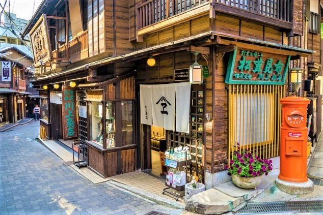 有馬温泉のメインストリート「湯本坂」のレトロな街並み。老舗の佃煮店や赤いポストが並ぶ、リゾートバイトの休日散策にぴったりの観光名所の画像。