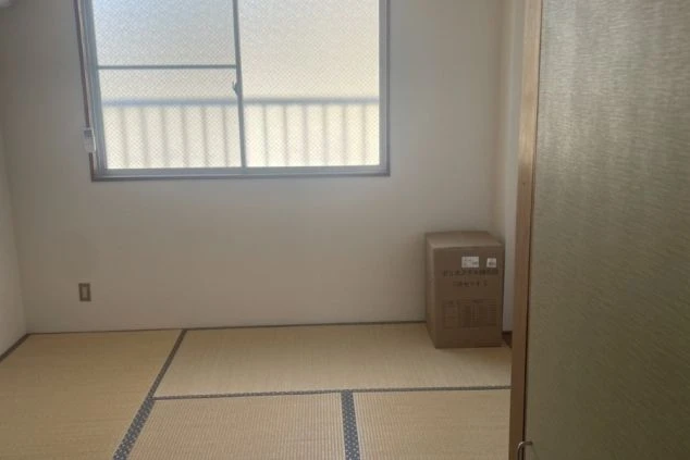 リゾートバイトの寮の、入居前の和室。これからリゾートバイトでの新しい生活が始まる、広々とした空間です。