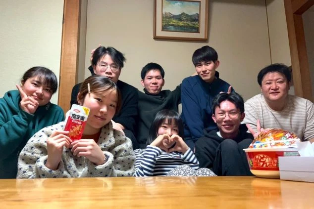 住み込み寮で交流を楽しむ大勢のスタッフ。