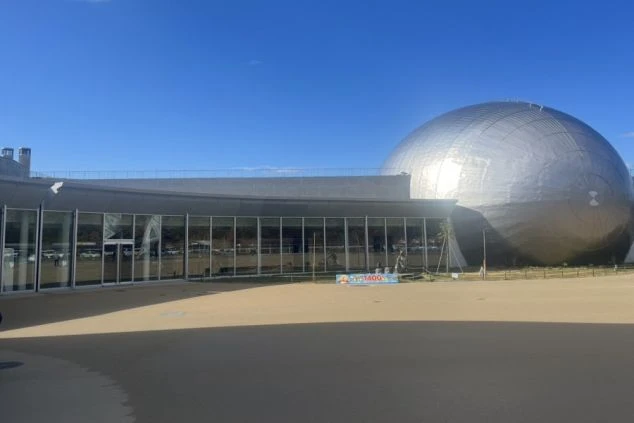 バンズに恐竜の焼印が押されたボリューム満点のハンバーガー。厚みのあるパテにチーズ、紫キャベツのマリネ、レタスが挟まれ、たっぷりのフライドポテトが添えられている。