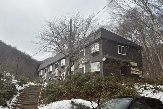 従業員寮の外観。自然豊かな環境に佇む2階建ての個室寮。